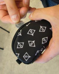handy dandy coin holder thingy... purse 1